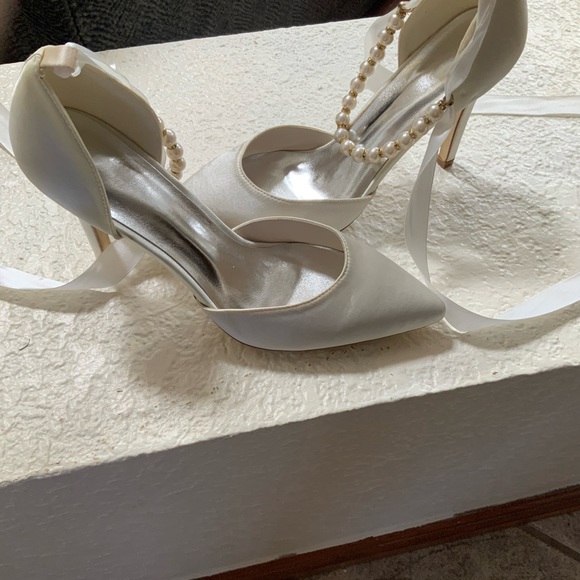 Beautiful champagne or cream color heels. - Picture 3 of 11